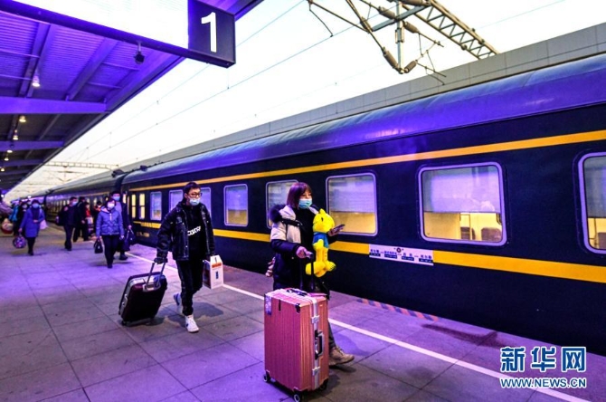 12月9日，在新疆库尔勒站，旅客准备登上K9756次客运列车。