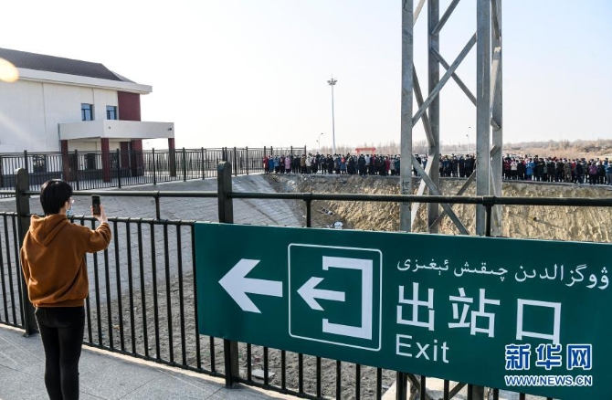 12月9日，在位于新疆尉犁县境内的库尔木依站，当地居民自发地来到车站外围观列车。