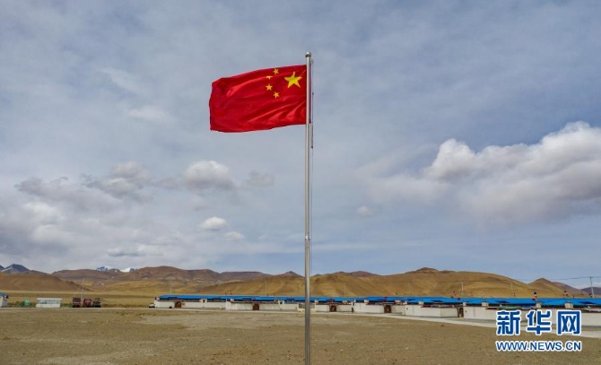 国旗高高飘扬在普玛江塘乡新建成的边境小康村前(4月15日摄)。 国旗高高飘扬在普玛江塘乡新建成的边境小康村前(4月15日摄)。
