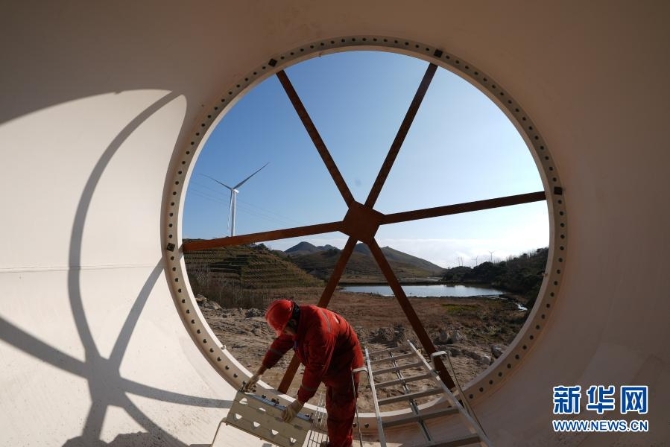 12月10日,在广西龙胜各族自治县平等镇南山风电项目建设工地,施工人员在安装风力发电设备。 12月10日,在广西龙胜各族自治县平等镇南山风电项目建设工地,施工人员在安装风力发电设备。