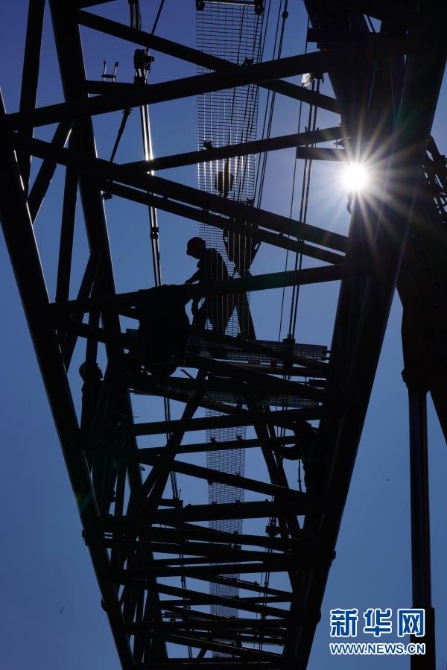 12月10日,在广西龙胜各族自治县平等镇南山风电项目建设工地,施工人员在安装风力发电设备。 12月10日,在广西龙胜各族自治县平等镇南山风电项目建设工地,施工人员在安装风力发电设备。
