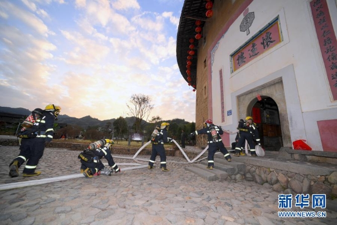 12月10日，福建省南靖县土楼消防救援站指战员在进行土楼消防演练。