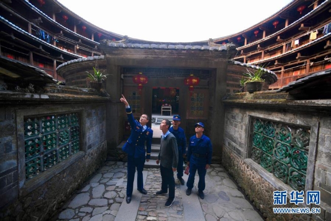 12月10日，在福建省南靖县土楼怀远楼内，消防指战员向土楼景区工作人员讲解防火注意事项。