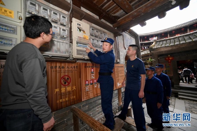 12月10日，福建省南靖县土楼消防救援站指战员对土楼用电安全进行巡查。