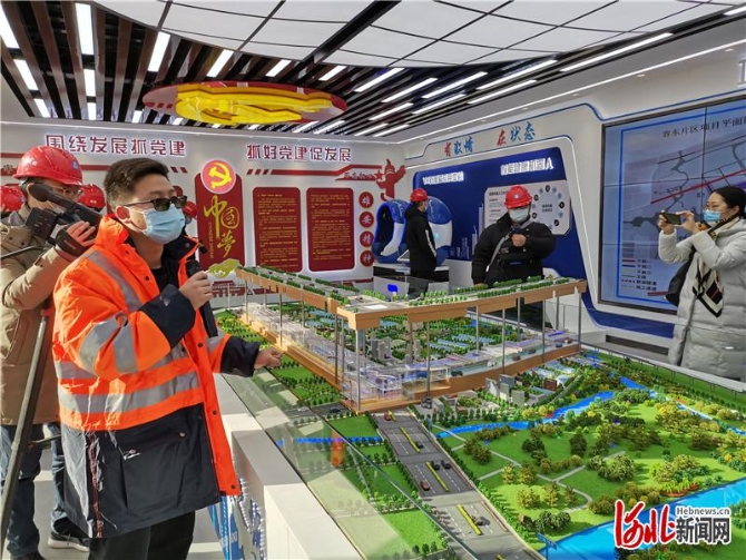 图为工作人员正在介绍雄安新区容东片区综合管廊RDSG-4标段项目。记者孔思远摄 图为工作人员正在介绍雄安新区容东片区综合管廊RDSG-4标段项目。记者孔思远摄