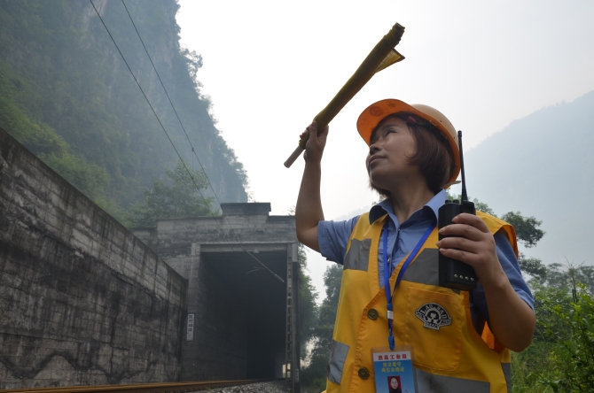 从王村棚洞出口到前方大火夹隧道口,这段300多米长的铁路,就是章显容年复一年日夜值守的地方。 从王村棚洞出口到前方大火夹隧道口,这段300多米长的铁路,就是章显容年复一年日夜值守的地方。