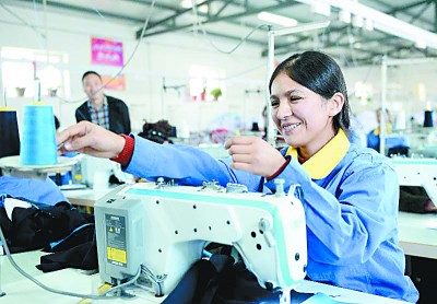 村民进厂 果子触网 “富民兴疆”在路上——新疆决战决胜脱贫攻坚纪实 村民进厂 果子触网 “富民兴疆”在路上——新疆决战决胜脱贫攻坚纪实