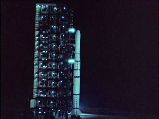 “长征三号”运载火箭，载着中国第一颗实用通信卫星“东方红2号”飞向太空