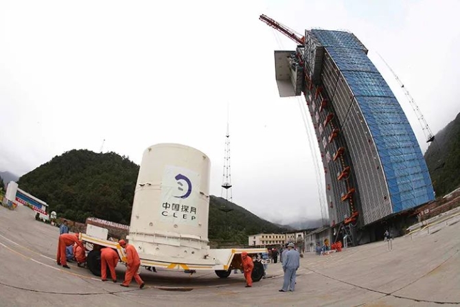2007年10月11日，嫦娥一号卫星运抵三号发射塔