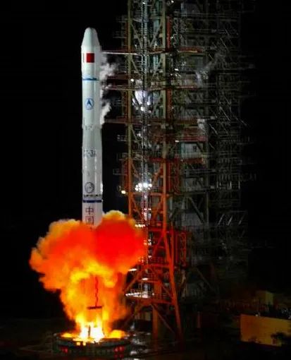 2000年10月31日，我国首颗北斗导航卫星在西昌卫星发射中心成功发射升空