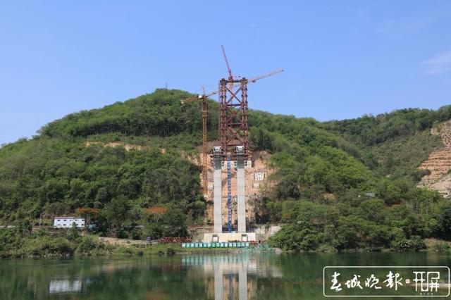 澜沧江特大桥成功合龙,300米大桥跨径创纪录!景海高速再传好消息 罗宗伟 通讯员 王卓 摄