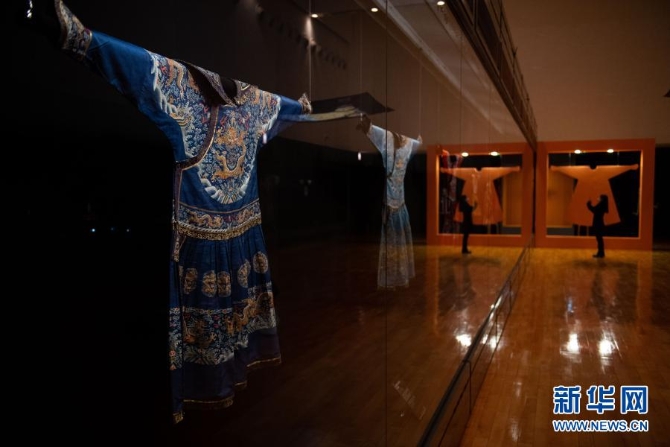 12月16日,观众在澳门艺术博物馆观看展品。 12月16日,观众在澳门艺术博物馆观看展品。