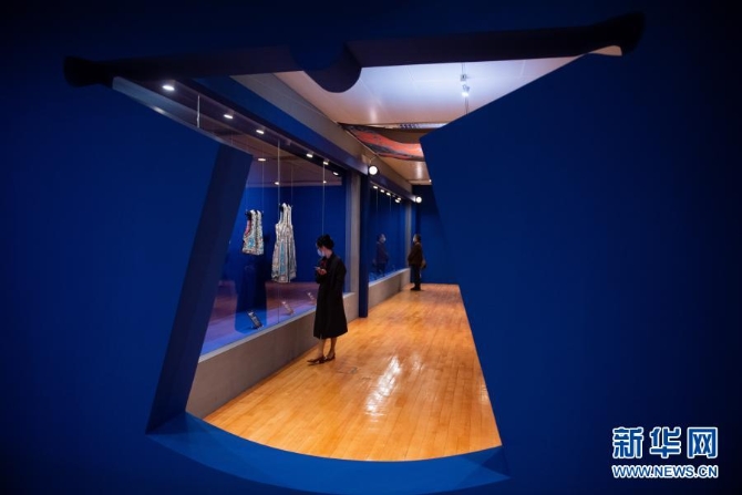 12月16日,观众在澳门艺术博物馆观看展品。2 12月16日,观众在澳门艺术博物馆观看展品。2