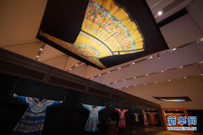 12月16日,观众在澳门艺术博物馆观看展品。3 12月16日,观众在澳门艺术博物馆观看展品。3