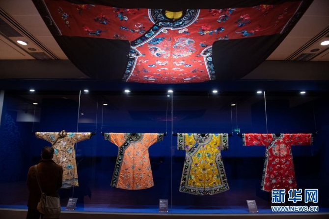 12月16日,观众在澳门艺术博物馆观看展品。4 12月16日,观众在澳门艺术博物馆观看展品。4