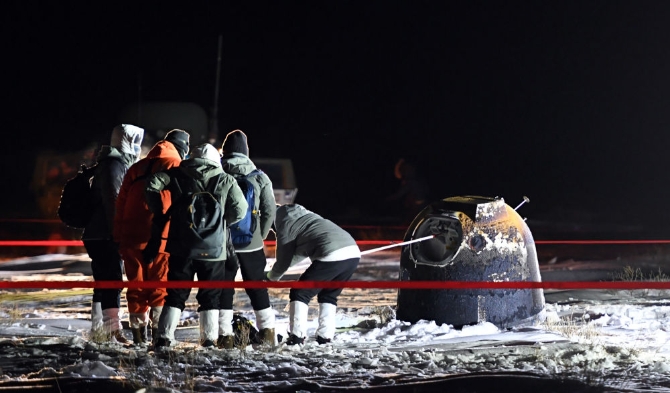 12月17日凌晨,嫦娥五号返回器携带月球样品,采用半弹道跳跃方式再入返回,在内蒙古四子王旗预定区域安全着陆。1 12月17日凌晨,嫦娥五号返回器携带月球样品,采用半弹道跳跃方式再入返回,在内蒙古四子王旗预定区域安全着陆。1