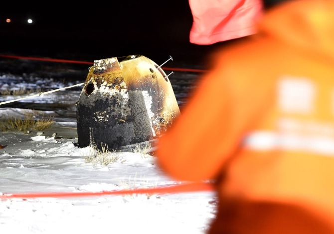 12月17日凌晨,嫦娥五号返回器携带月球样品,采用半弹道跳跃方式再入返回,在内蒙古四子王旗预定区域安全着陆。4 12月17日凌晨,嫦娥五号返回器携带月球样品,采用半弹道跳跃方式再入返回,在内蒙古四子王旗预定区域安全着陆。4