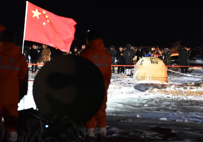 12月17日凌晨,嫦娥五号返回器携带月球样品,采用半弹道跳跃方式再入返回,在内蒙古四子王旗预定区域安全着陆。5 12月17日凌晨,嫦娥五号返回器携带月球样品,采用半弹道跳跃方式再入返回,在内蒙古四子王旗预定区域安全着陆。5