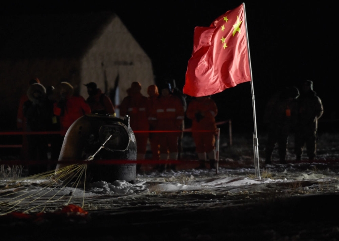 12月17日凌晨,嫦娥五号返回器携带月球样品,采用半弹道跳跃方式再入返回,在内蒙古四子王旗预定区域安全着陆。6 12月17日凌晨,嫦娥五号返回器携带月球样品,采用半弹道跳跃方式再入返回,在内蒙古四子王旗预定区域安全着陆。6