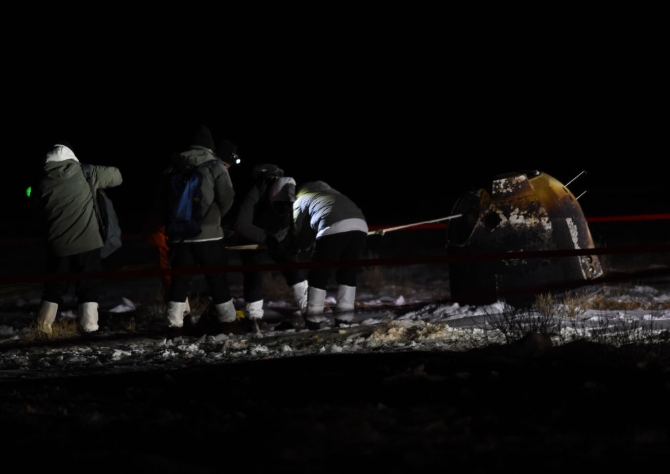 12月17日凌晨,嫦娥五号返回器携带月球样品,采用半弹道跳跃方式再入返回,在内蒙古四子王旗预定区域安全着陆。7 12月17日凌晨,嫦娥五号返回器携带月球样品,采用半弹道跳跃方式再入返回,在内蒙古四子王旗预定区域安全着陆。7