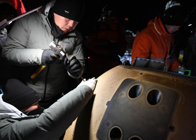 12月17日,工作人员在嫦娥五号返回器着陆现场作业。1 12月17日,工作人员在嫦娥五号返回器着陆现场作业。1