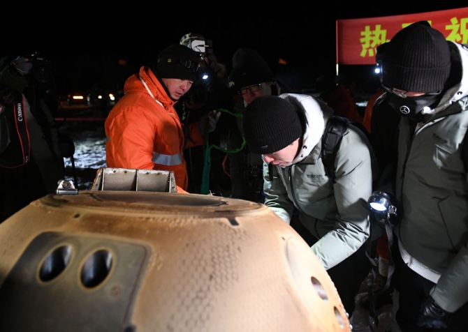 12月17日,工作人员在嫦娥五号返回器着陆现场作业。2 12月17日,工作人员在嫦娥五号返回器着陆现场作业。2