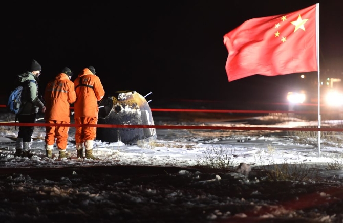 12月17日凌晨,嫦娥五号返回器携带月球样品,采用半弹道跳跃方式再入返回,在内蒙古四子王旗预定区域安全着陆。11 12月17日凌晨,嫦娥五号返回器携带月球样品,采用半弹道跳跃方式再入返回,在内蒙古四子王旗预定区域安全着陆。11