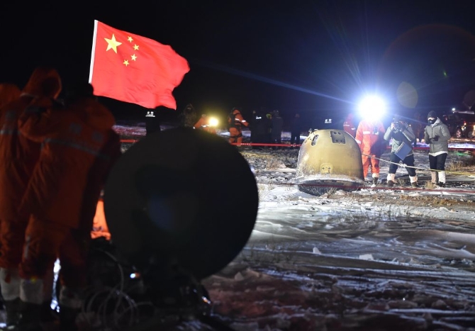 12月17日凌晨,嫦娥五号返回器携带月球样品,采用半弹道跳跃方式再入返回,在内蒙古四子王旗预定区域安全着陆。13 12月17日凌晨,嫦娥五号返回器携带月球样品,采用半弹道跳跃方式再入返回,在内蒙古四子王旗预定区域安全着陆。13