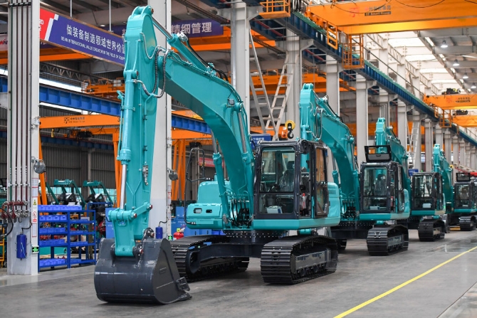 图为位于湖南省长沙经开区的山河智能装备股份有限公司中型挖机装配车间。新华社.jpg