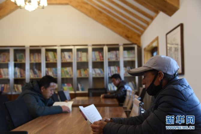 村民在甘肃省张掖市甘州区甘浚镇速展村的农家书屋阅读（11月16日 摄）。新华社记者 崔翰超 摄