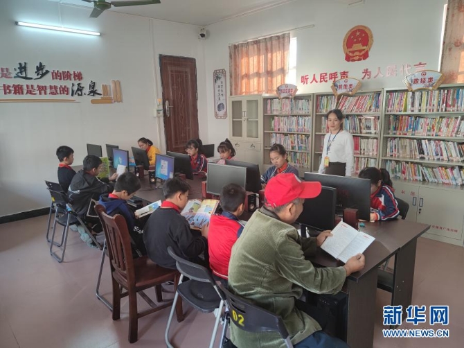 学生放学后在广西壮族自治区钦州市灵山县石塘镇俄境村农家书屋阅读（11月11日摄）。新华社记者 邹学冕 摄