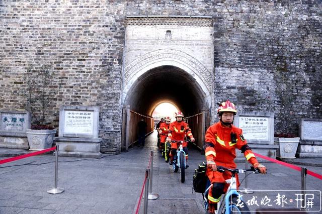 “火焰蓝”自行车消防巡查队在大理古城组建，古建筑安全更有保障啦！