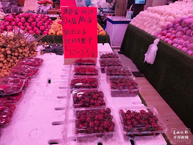 进口水果上市，消费者价高也尝鲜，本土水果靠低价走量（春城晚报-开屏新闻 记者 孙江荭 摄影报道）