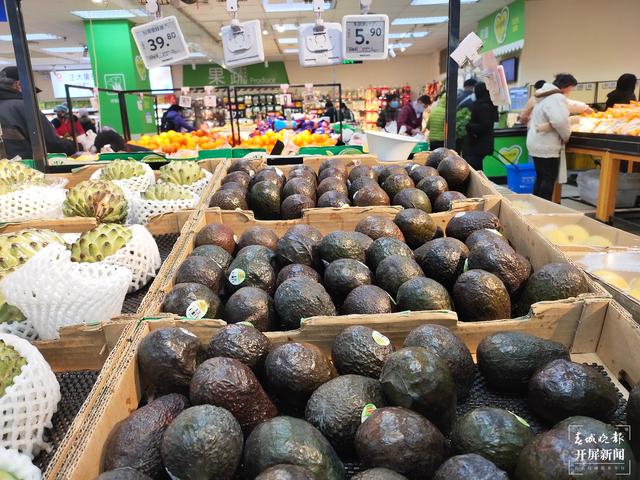 进口水果上市，消费者价高也尝鲜，本土水果靠低价走量（春城晚报-开屏新闻 记者 孙江荭 摄影报道）