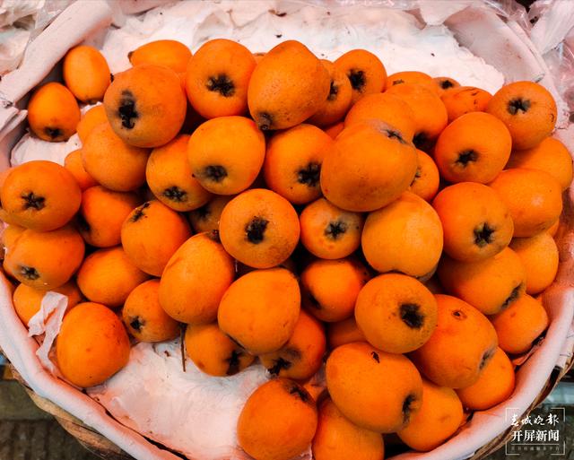 进口水果上市，消费者价高也尝鲜，本土水果靠低价走量（春城晚报-开屏新闻 记者 孙江荭 摄影报道）