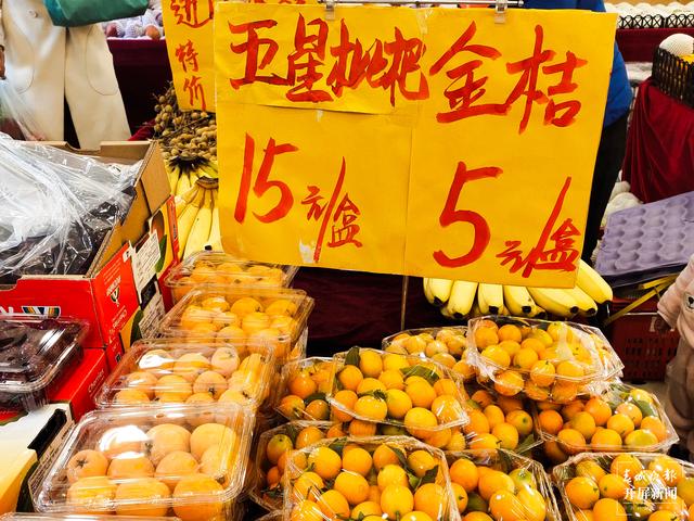 进口水果上市，消费者价高也尝鲜，本土水果靠低价走量（春城晚报-开屏新闻 记者 孙江荭 摄影报道）