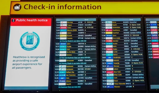 ▲当地时间12月21日，英国希思罗机场显示多国航班已被取消。.webp