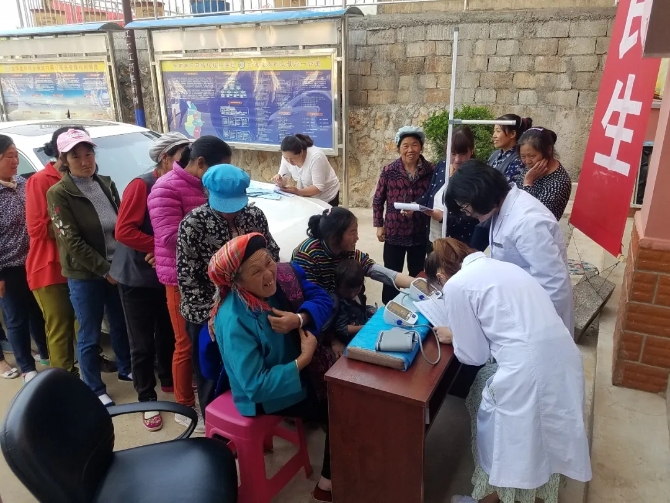 会泽县板坡村开展健康扶贫义诊活动 张廷智 摄.webp