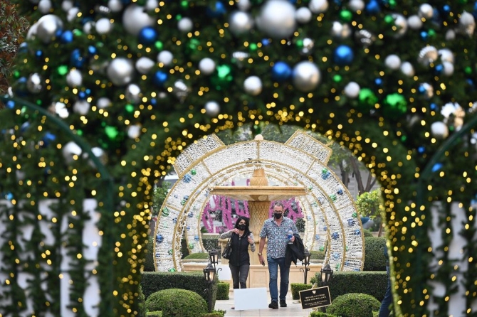 2020年11月23日,人们从美国洛杉矶贝弗利山的圣诞新年装饰前走过。(新华社法新) 2020年11月23日,人们从美国洛杉矶贝弗利山的圣诞新年装饰前走过。(新华社法新)