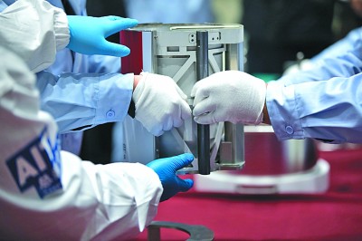 我们自立自强，向科学技术深度和广度进军