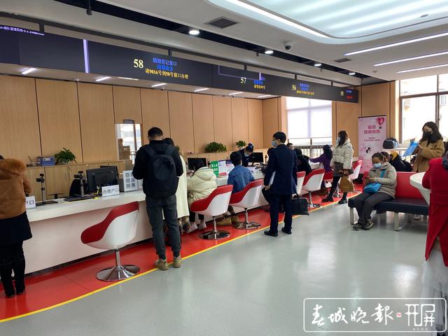 “离婚冷静期”将至，部分地方出现扎堆离婚，昆明人还冷静吗？记者夏苇摄