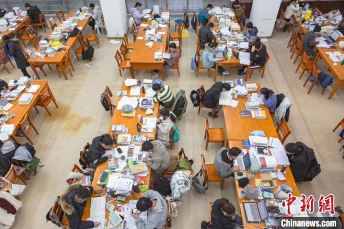 资料图: 12月16日,在南昌大学图书馆自习室内,考生正在紧张复习。 刘力鑫 摄 点击进入下一页