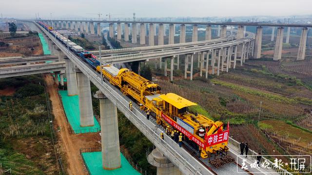 弥（勒）蒙（自）高铁铺轨工程全面展开 记者 孙江荭 通讯员 韩利民 陈畅 摄影报道