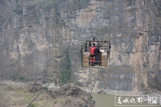 云南“溜索哥”被选为“最美快递员” 还因深山送货练了“绝技” (1).jpg