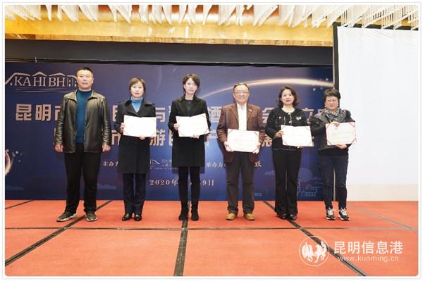 5位专家代表获颁聘书 供图。 5位专家代表获颁聘书 供图。