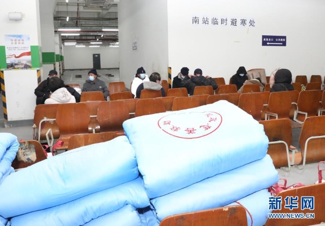 12月29日，被救助人员在上海南站临时避寒处休息。