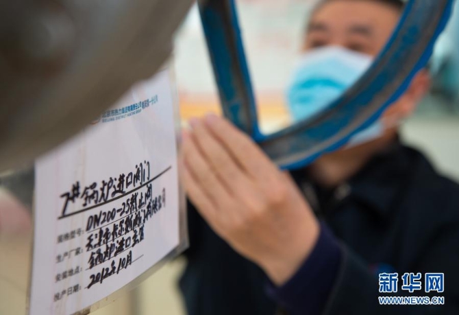 12月29日，北京热力集团朝阳第一分公司望京供热服务站工作人员在锅炉车间作业。当日，入冬最强寒潮来袭，多地迎来今冬最寒冷天气。新华社记者陈钟昊 摄