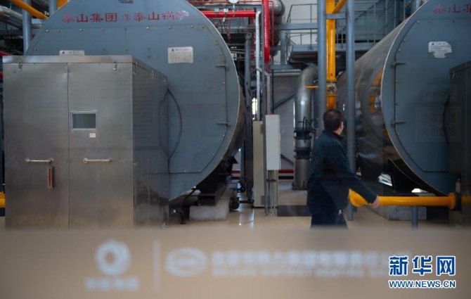 12月29日，北京热力集团朝阳第一分公司望京供热服务站工作人员在锅炉车间巡检。当日，入冬最强寒潮来袭，多地迎来今冬最寒冷天气。新华社记者陈钟昊 摄