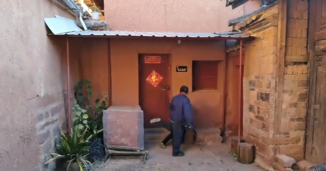 网曝大理一男子对老人下狠脚