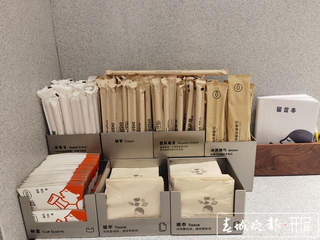 昆明多家奶茶店陆续更换纸吸管（ 春城晚报-开屏新闻记者 刘文波 实习生 胡正男 摄）